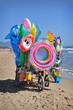 Photo: Carrello in spiaggia che espone giochi gonfiabili in spiaggia Carrello in spiaggia che espone giochi gonfiabili in spiaggia
