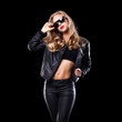 junge blonde Frau im Rocker-Outfit