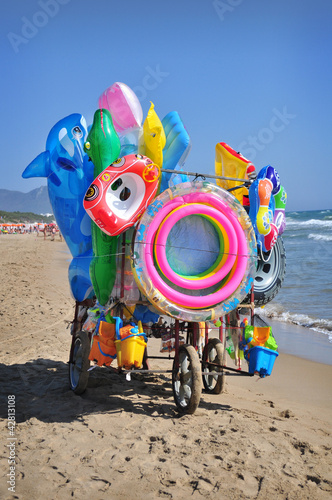 Photo: Carrello in spiaggia che espone giochi gonfiabili in spiaggia Carrello in spiaggia che espone giochi gonfiabili in spiaggia