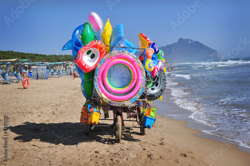 Photo: Carrello in spiaggia che espone giochi gonfiabili in spiaggia Carrello in spiaggia che espone giochi gonfiabili in spiaggia
