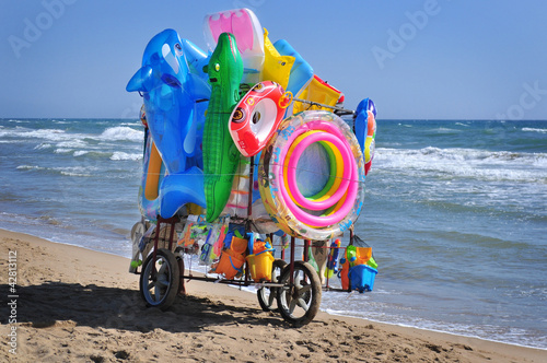 Photo: Carrello in spiaggia che espone giochi gonfiabili in spiaggia Carrello in spiaggia che espone giochi gonfiabili in spiaggia