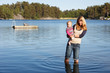 Foto: Mutter und Kind im See Mutter und Kind im See