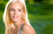 Foto: Smiling young beautiful woman, outdoors Smiling young beautiful woman, outdoors