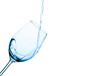 Wasser wird in ein Wasserglas eingefüllt