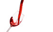 Rotwein wird in ein Weinglas eingegossen