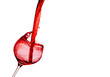 Rotwein wird in ein Weinglas eingegossen