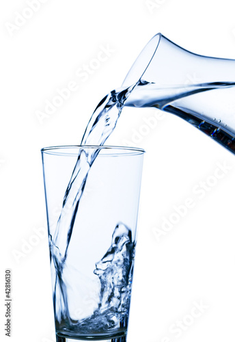 Foto: Wasser wird in ein Wasserglas eingefüllt Wasser wird in ein Wasserglas eingefüllt