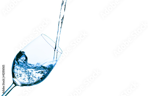 Foto: Wasser wird in ein Wasserglas eingefüllt Wasser wird in ein Wasserglas eingefüllt