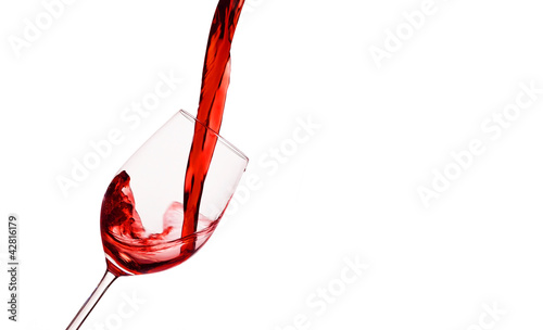 Photo: Rotwein wird in ein Weinglas eingegossen Rotwein wird in ein Weinglas eingegossen