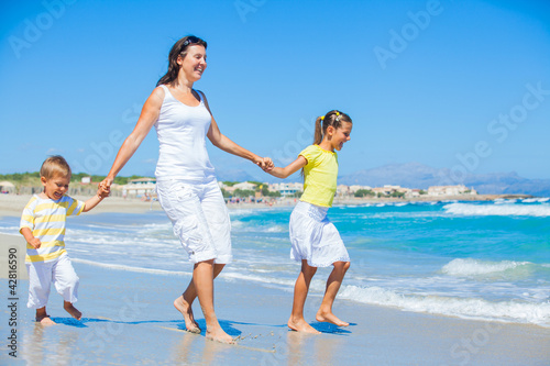 Foto: Happy family on tropical beach Happy family on tropical beach
