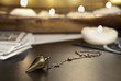 Foto: Pendel mit Tarotkarten und vielen Kerzen Pendel mit Tarotkarten und vielen Kerzen