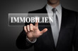 Mann drückt touchscreen button - Immobilien