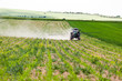 Foto: Tractor spraying, agriculture Tractor spraying, agriculture
