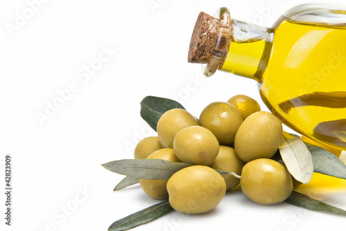 Photo: Aceitunas verdes y aceite de oliva virgen extra. Aceitunas verdes y aceite de oliva virgen extra.