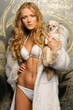 Foto: beautiful woman in fur coat with chihuahua dog. beautiful woman in fur coat with chihuahua dog.