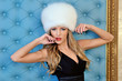Foto: beautiful woman in white fur hat beautiful woman in white fur hat