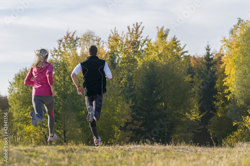Photo: zusammen laufen im Herbst zusammen laufen im Herbst