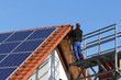 Photo: Handwerker, Dacharbeiten mit Hebebühne Handwerker, Dacharbeiten mit Hebebühne