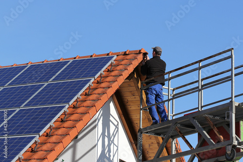 Photo: Handwerker, Dacharbeiten mit Hebebühne Handwerker, Dacharbeiten mit Hebebühne