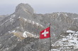 Alpengipfel mit Schweizer Fahne