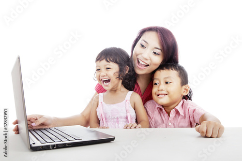 Foto: Happy family surfing internet Happy family surfing internet