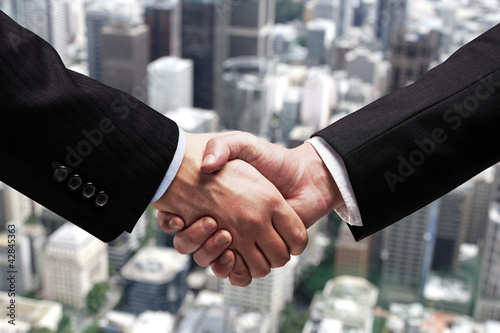 Foto: handshake in city handshake in city