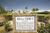 Foto: Tile sign along the Avenida de America reads, "Ave. of America inaugurated by HH.MM the sovereigns of Spain Don Juan Carlos I and Dna. Sofia on occasion of the celebration in our city of the 489th anniversary of the discovery of America. Palos de la Frontera. 12 of October, 1981", Palos de la Frontera, Huelva, Southern Spain Tile sign along the Avenida de America reads, "Ave. of America inaugurated by HH.MM the sovereigns of Spain Don Juan Carlos I and Dna. Sofia on occasion of the celebration in our city of the 489th anniversary of the discovery of America. Palos de la Frontera. 12 of October, 1981", Palos de la Frontera, Huelva, Southern Spain
