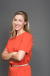 Frau in orangem Kleid