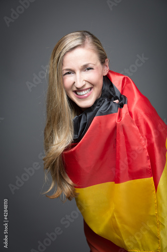 Foto: Frau mit Flagge Frau mit Flagge