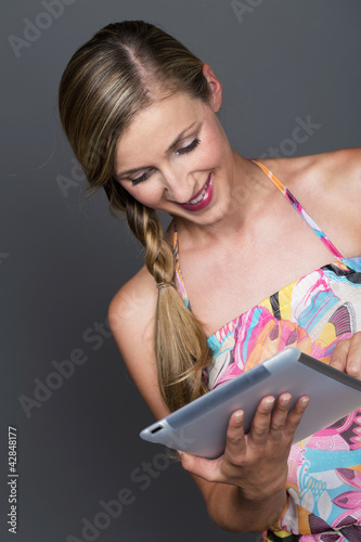 Foto: Frau benutzt Tabletpc Frau benutzt Tabletpc