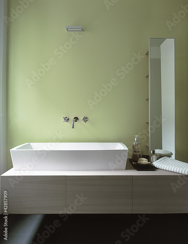 Photo: dettaglio del lavabo in ceramica bianca di un bagno moderno dettaglio del lavabo in ceramica bianca di un bagno moderno