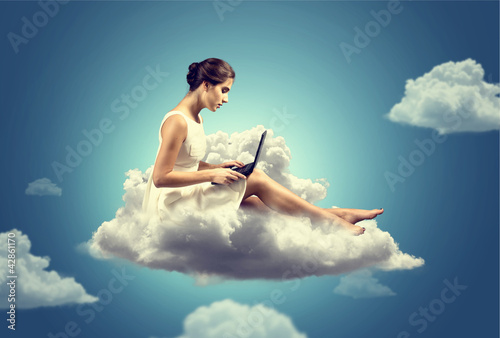 Foto: Woman working on a Cloud Woman working on a Cloud