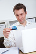 Geschäftsmann beim Online-Shopping