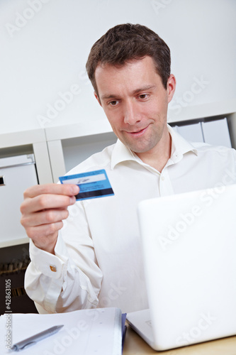 Foto: Geschäftsmann beim Online-Shopping Geschäftsmann beim Online-Shopping