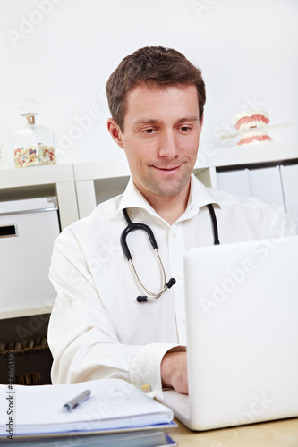 Foto: Arzt arbeitet am Laptop Arzt arbeitet am Laptop