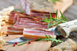 Deftiger Südtiroler Speck mit Schüttelbrot und Gewürzen