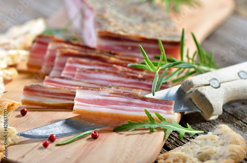 Foto: Deftiger Südtiroler Speck mit Schüttelbrot und Gewürzen Deftiger Südtiroler Speck mit Schüttelbrot und Gewürzen