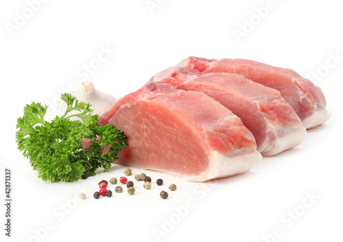Foto: raw meat with parsley and pepper raw meat with parsley and pepper