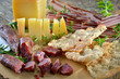 Kernige alpenländische Brotzeit mit Speck