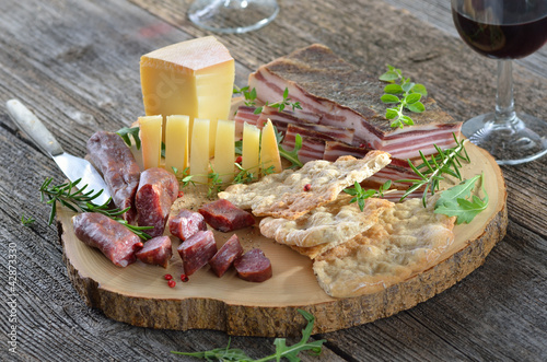 Foto: Deftige Südtiroler Speck- und Käsejause Deftige Südtiroler Speck- und Käsejause