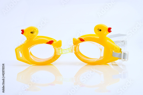 Foto: swimming goggles isolated on the white background swimming goggles isolated on the white background