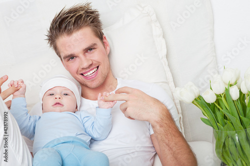 Foto : papa mit baby im bett papa mit baby im bett