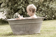 Kind in alter Zinkwanne