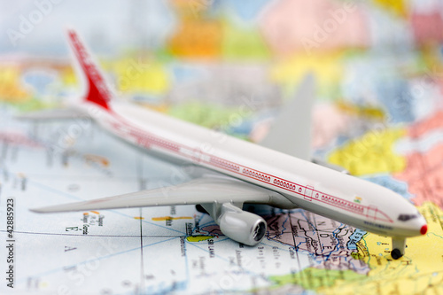 Photo: avion à réaction sur carte du monde avion à réaction sur carte du monde