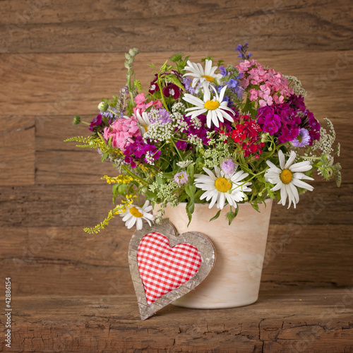 Foto: Summer flowers in vase Summer flowers in vase
