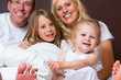 Familie mit Kindern im Schlafzimmer