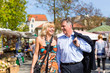 Foto: Älteres Paar macht Stadtbummel im Frühling Älteres Paar macht Stadtbummel im Frühling