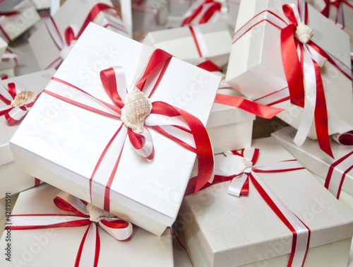 Foto: Gifts with red ribbons Gifts with red ribbons