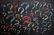 Foto: Question marks on chalkboard Question marks on chalkboard