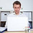 Manager am Laptop im Büro